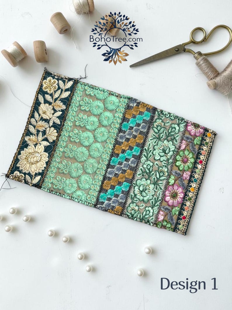 K&ouml;nnte beinhalten: Ein rechteckiger Stoffaufn&auml;her mit vertikalen Bahnen aus aufwendigen Stickereien in Dunkelgr&uuml;n, Mint, Gold und Pink, verziert mit Pailletten und Blumenmotiven. Der Aufn&auml;her ist zusammen mit Holzspulen, einer Schere und Perlen abgebildet.