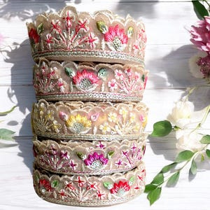 Tissu filet brodé, bordure en dentelle et fleurs, robe de mariée, bordure en sari, tissu en sari, courtepointe artistique, bordure indienne par mètre, chemin de table