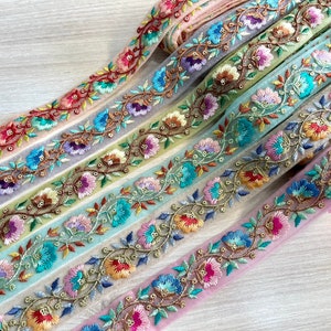 Tissu filet brodé, bordure en dentelle et fleurs, robe de mariée, bordure en sari, tissu en sari, courtepointe artistique, bordure indienne par mètre, chemin de table