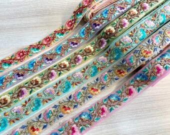 Geborduurde netstof kant-bloemen stofafwerking, trouwjurk, sari-rand, sari-stof, kunstquilt, Indiase versiering op maat gesneden, tafelloper