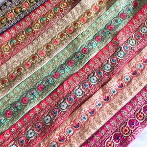Bordure en sari brodée multicolore-Tissu sari en soie-Dupattas, ruban de soie matelassé-Tissu indien-Chemin de table-Lehengas