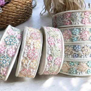 Geborduurde netstof lintversiering, trouwjurk, sari-rand, sari-stof, kunstquilt, Indiase versiering op maat gesneden, tafelloper