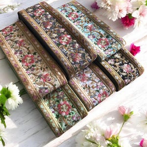 Adorno de tela bohemia multicolor - Camino de mesa con colcha artística - Borde de cinta de seda sari bordada - Tejido de seda sari - Adorno de tela india cortado a medida
