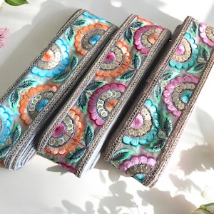 Adorno de tela con diseño floral, adorno de diseñador bordado, borde de sari, borde de sari, adorno de tela de red, adorno de tela Crazy Quilt cortado a medida