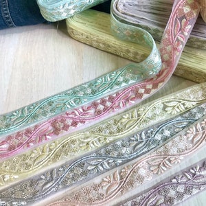 Tissu filet brodé, bordure en dentelle et fleurs, robe de mariée, bordure en sari, tissu en sari, courtepointe artistique, bordure indienne par mètre, chemin de table