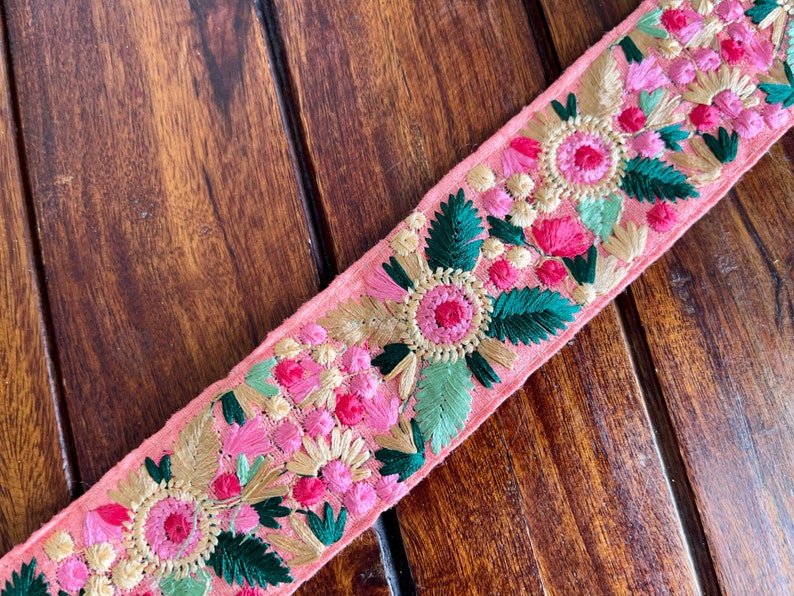 Bordure indienne brodée par mètre Bordure en tissu indien Bordure sari Ruban artisanal pour bordure en tissu sari Ruban à coudre, bordures pour costumes Rubans de soie Watermelon Pink