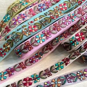 Tissu filet brodé, bordure en dentelle et fleurs, robe de mariée, bordure en sari, tissu en sari, courtepointe artistique, bordure indienne par mètre, chemin de table
