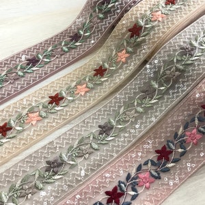 Tissu filet brodé, bordure en dentelle et fleurs, robe de mariée, bordure en sari, tissu en sari, courtepointe artistique, bordure indienne par mètre, chemin de table