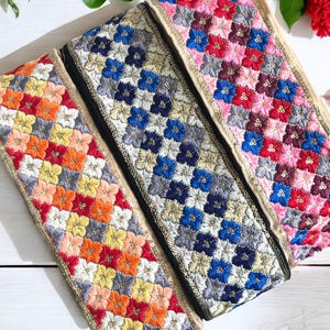 Bordo del nastro Sari di seta ricamato in tessuto di velluto Boho multicolore, tessuto Sari di seta, tessuto India tagliato a misura