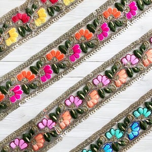 Adorno de tela bohemia multicolor - Camino de mesa con colcha artística - Borde de cinta de seda sari bordada - Tejido de seda sari - Adorno de tela india cortado a medida