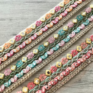 Floral Design Fabric Trim, Embroidered Designer Trim-Sari Border Saree Border Net Fabric Trim- Crazy Quilt Fabric Trim tagliato a misura