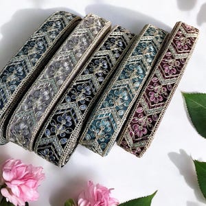 Tissu filet brodé, bordure en dentelle et fleurs, robe de mariée, bordure en sari, tissu en sari, courtepointe artistique, bordure indienne par mètre, chemin de table