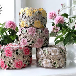 Bloemen geborduurde kantversieringen Indiase stofversieringen voor jurken, rommeltijdschriften en woondecoraties in boho-chique stijl