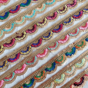 Bordure en tissu bohème multicolore - Courtepointe artistique - Bordure en ruban de sari en soie brodée - Tissu sari en soie - Garniture en tissu indien par mètre
