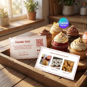 Op de afbeelding: Een houten dienblad toont cupcakes met witte en chocolade glazuur, en een rode fluwelen cupcake. Twee visitekaartjes zijn zichtbaar, een met "DANK U" en een QR-code, en een andere met afbeeldingen van andere bakkerijproducten.
