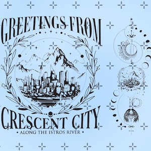 Puede incluir: Diseño gráfico azul claro con el texto "GREETINGS FROM CRESCENT CITY" y una ilustración de paisaje urbano y montaña. El diseño incluye elementos celestiales y botánicos. También se incluye el texto "ALONG THE ISTROS RIVER".