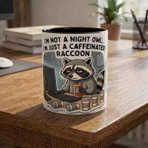 Mug raton laveur contenant de la caféine - Programmeur amusant, employé de bureau, tasse à thé de nuit