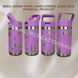 Könnte beinhalten: Vier 355ml lila Wasserflaschen mit silbernen Akzenten und Deckeln. Jede Flasche hat ein anderes Deckeldesign und zeigt ein Bienen-, Honigtopf-, Sonnenblumen- und Sonnendesign. Der Text "Laser Creations AU" ist auf den Flaschen sichtbar.