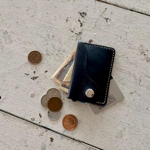 以下が含まれることがあります： 斑点のあるマット仕上げのセラミックマグカップ3個セット。マグカップはクリーム色、ライトグレー、ダークグレーの色合いです。各マグカップはシンプルでミニマリストなデザインで、コーヒーや紅茶に最適です。