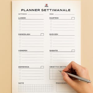 Può includere: Un planner settimanale con il titolo "PLANNER SETTIMANALE". Il layout include i giorni della settimana con caselle di controllo e spazio per le note. Una mano tiene una penna d'argento, pronta a scrivere sul planner.