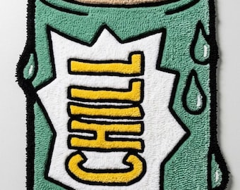 Ręcznie tkana, pikowana mata podłogowa z napisem "Chill" w kształcie puszki po napoju. Zabawna i stylowa mata. Trwała mata do przedpokoju, salonu i wystroju wnętrz.