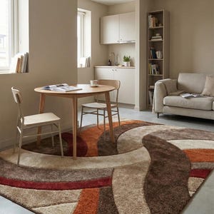 Puede incluir: Un salón con una mesa redonda de madera y sillas, un sofá beige y una alfombra estampada. La alfombra presenta líneas curvas en tonos marrón, naranja y beige. La habitación tiene paredes neutras y una ventana.