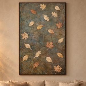 Può includere: Un'opera d'arte murale rettangolare con uno sfondo testurizzato nei toni del blu scuro e del marrone screziato, decorato con foglie autunnali in rilievo color oro e rame, il tutto racchiuso in una sottile cornice marrone scuro.