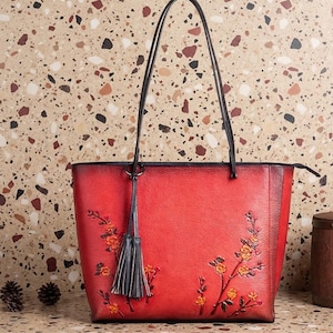 Bolso tote de piel vegana roja para mujer, personalizado con relieve de flor de ciruelo, bolso de hombro con borla grande, bolso de uso diario para el trabajo, regalo vegano para ella.
