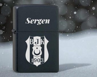 BESIKTAS Benzinfeuerzeug mit Wunschgravur, Personalisiertes Feuerzeug – Individuelles Geschenk für Männer, Feuerzeug Gravur Schwarz/Weiß