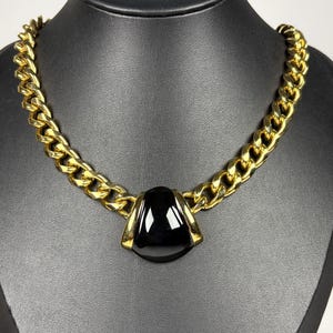 Vintage Monet Statement Kette: Goldfarbene Panzerkette & schwarzer Emaille Anhänger im Designer Archiv Style