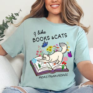 love Cats & Books i like book or cars T-Shirt, Cute Cat and Book Lover Gift, Funny Bookworm Cat Mom Graphic Tee, Reading Cat Shirt