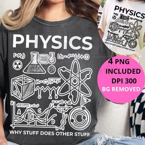 Peut inclure: T-shirt gris foncé avec le mot "PHYSICS" en blanc. Le t-shirt présente un graphique blanc détaillé de symboles et d'équations de physique. Le texte "WHY STUFF DOES OTHER STUFF" est imprimé en bas.
