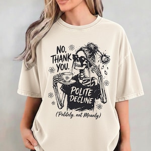 Koszulka z grzeczną odmową, grzecznie, a nie złośliwie, z filiżanką do herbaty, zabawny szkielet w stylu gotyckim, prezent Cottagecore, zabawna koszulka z grafiką dla introwertyków