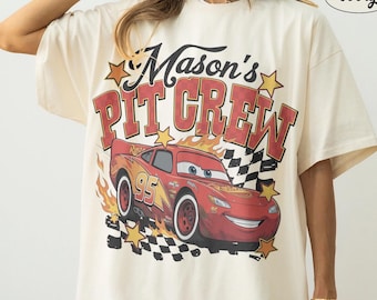 Camiseta personalizada de cumpleaños de Rayo McQueen de Comfort Colors, camiseta retro de Cars Pit Crew, conjunto vintage de Disney para vacaciones familiares a juego.