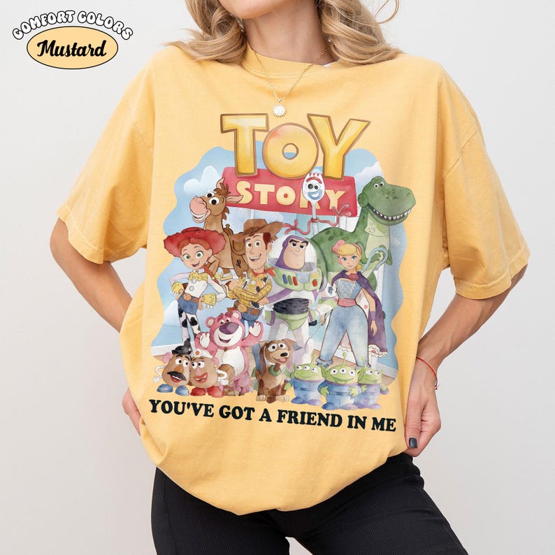 Puede incluir: Camiseta de color mostaza con un gr&aacute;fico de personajes de la pel&iacute;cula de animaci&oacute;n "Toy Story". El dise&ntilde;o incluye el t&iacute;tulo de la pel&iacute;cula y la frase "You've Got a Friend in Me".