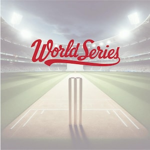 Pu&ograve; includere: Un campo da cricket con la scritta "World Series" in rosso. Il campo &egrave; di fronte a uno stadio con erba verde e luci brillanti. L'immagine &egrave; una grafica promozionale per un evento di cricket.