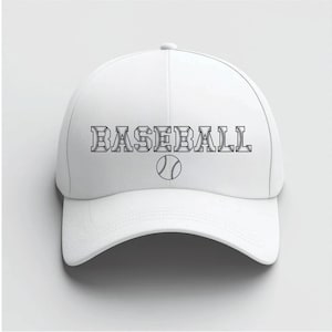 Pu&ograve; includere: Cappellino da baseball bianco con la scritta "BASEBALL" in nero, testo stilizzato e un'immagine di una palla da baseball. Il cappellino ha un design classico a sei pannelli.
