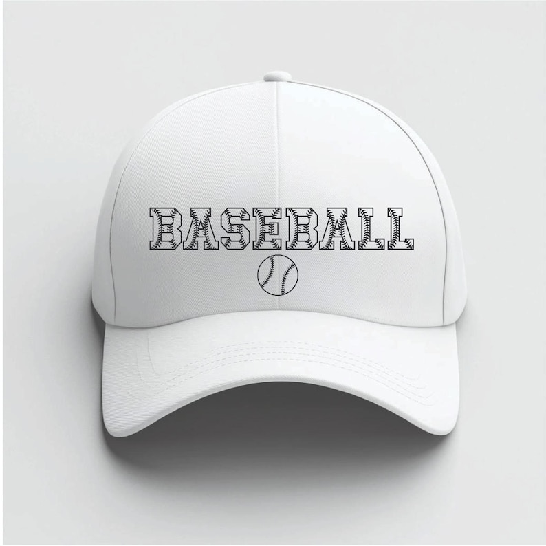Pu&ograve; includere: Cappellino da baseball bianco con la scritta "BASEBALL" in nero, testo stilizzato e un'immagine di una palla da baseball. Il cappellino ha un design classico a sei pannelli.