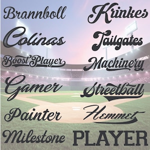 Pu&ograve; includere: Uno sfondo di stadio di baseball con vari disegni di testo in un carattere script. Le parole includono "Brannboll", "Krunkes", "Colinas", "Tailgates", "Boost Player", "Machinery", "Gamer", "Streetball", "Painter", "Hemmet", "Milestone" e "PLAYER".