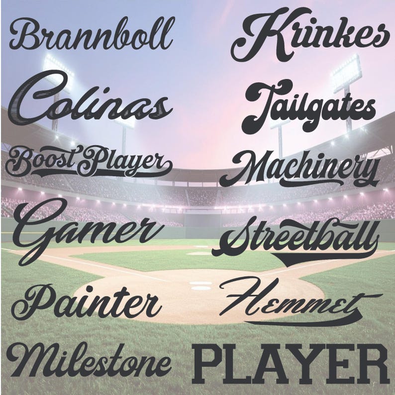 Pu&ograve; includere: Uno sfondo di stadio di baseball con vari disegni di testo in un carattere script. Le parole includono "Brannboll", "Krunkes", "Colinas", "Tailgates", "Boost Player", "Machinery", "Gamer", "Streetball", "Painter", "Hemmet", "Milestone" e "PLAYER".