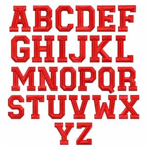 Puede incluir: Un conjunto completo de veintiséis letras mayúsculas de la A a la Z, presentadas en una fuente de estilo bloque en negrita. Cada letra presenta un color de hilo rojo vibrante con un patrón de puntada de bordado texturizado visible.