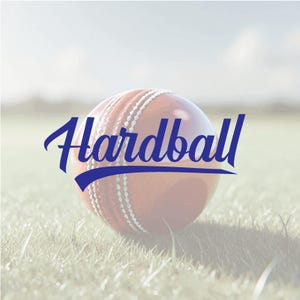 Pu&ograve; includere: Una palla da cricket in pelle rossa con cuciture bianche, appoggiata su erba verde. La parola "Hardball" &egrave; scritta in blu scuro, in corsivo, sulla palla.