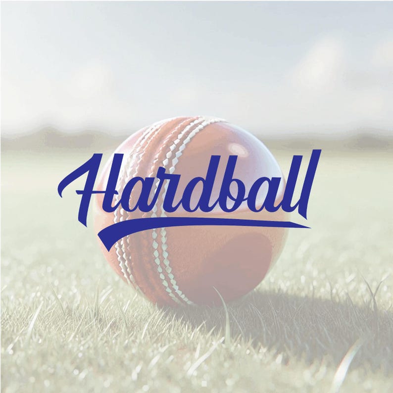 Pu&ograve; includere: Una palla da cricket in pelle rossa con cuciture bianche, appoggiata su erba verde. La parola "Hardball" &egrave; scritta in blu scuro, in corsivo, sulla palla.