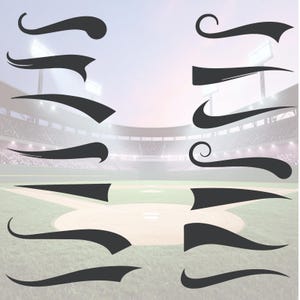 Pu&ograve; includere: Una collezione di design a coda di baseball grigio scuro in varie forme e dimensioni. I design includono elementi curvi, appuntiti e a spirale, adatti per grafiche e loghi a tema sportivo. Lo sfondo mostra un campo da baseball.