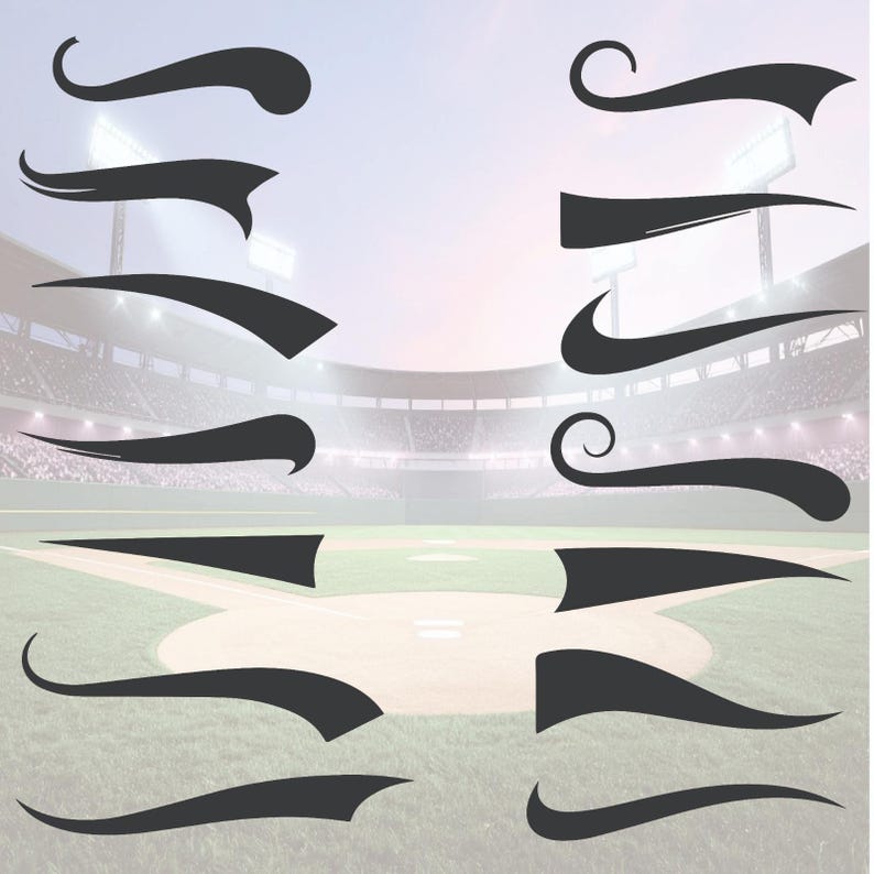 Pu&ograve; includere: Una collezione di design a coda di baseball grigio scuro in varie forme e dimensioni. I design includono elementi curvi, appuntiti e a spirale, adatti per grafiche e loghi a tema sportivo. Lo sfondo mostra un campo da baseball.