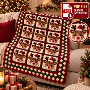 Puede incluir: Una manta de ganchillo con un patrón repetido de cuadrados de renos, cada uno con cara marrón, astas oscuras, nariz roja y gorro de Papá Noel. El borde es verde oscuro y rojo con un acabado festoneado. Incluye instrucciones de ganchillo en PDF.