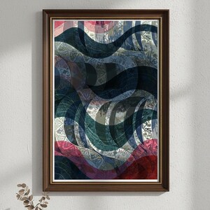 Puede incluir: Impresión artística abstracta enmarcada en un marco de madera oscura. La obra presenta formas curvas superpuestas en tonos azules, verdes y rojos, con patrones intrincados en su interior. El diseño general tiene una apariencia fluida, similar a una ola.