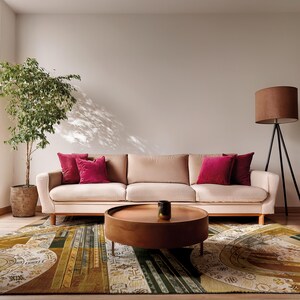 Puede incluir: Sofá beige de tres plazas con cojines burdeos. Una mesa de centro redonda de madera descansa sobre una alfombra estampada. Una lámpara de pie con pantalla marrón y una planta en maceta completan la estancia.
