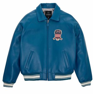 Op de afbeelding: Een felblauwe leren jas in bomberstijl. Het heeft een ritssluiting, een kraag en een borstpatch met een merklogo en een patriottisch ontwerp. De manchetten en zoom zijn afgewerkt met wit en blauwe strepen.