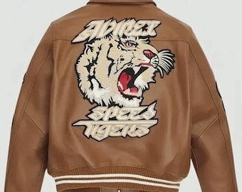 Chaqueta universitaria Avirex Urban Tigers de cuero marrón con estampado vintage, estilo streetwear retro motero.